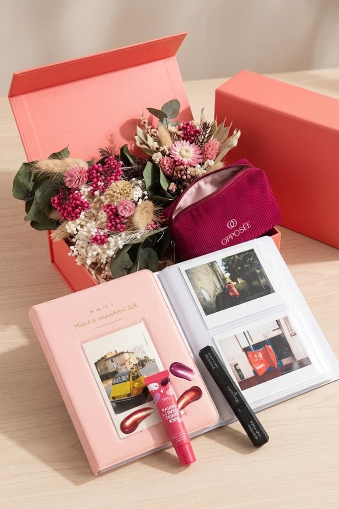 Coffret Nos souvenirs présenté dans sa boîte rose avec ses cadeaux