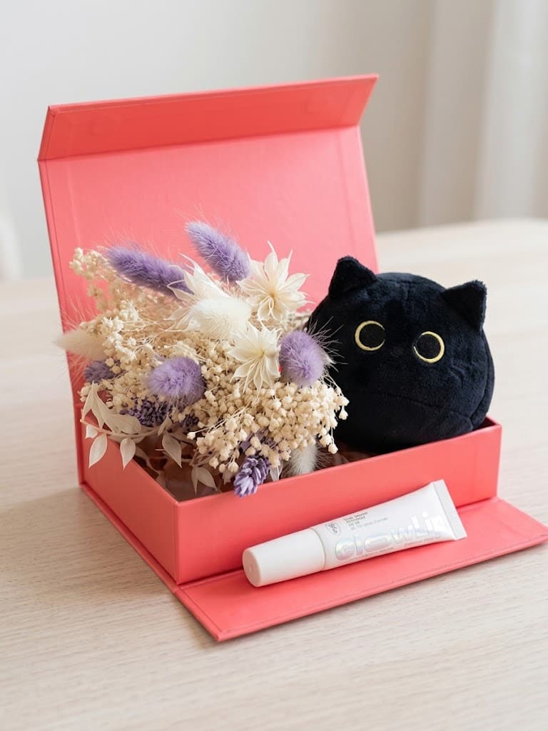 Coffret Petite attention présenté dans sa boîte rose avec ses cadeaux